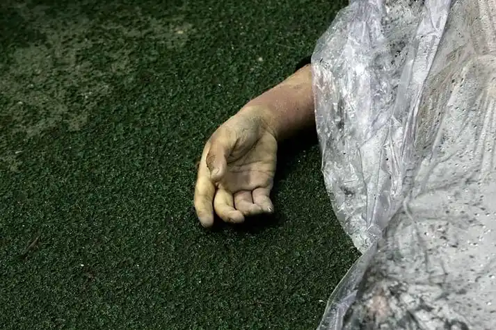 图文操场上孩子遗体露出的手