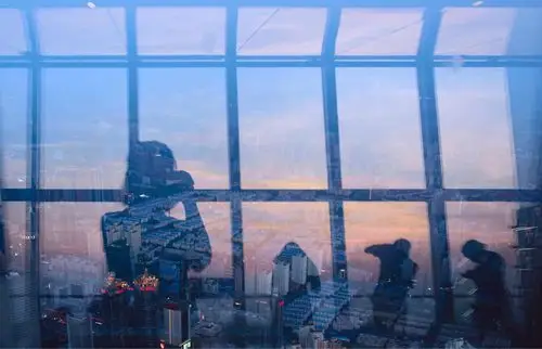 金融中心100f 夕阳和人影映在另一面玻璃,光影神奇,真的好美!