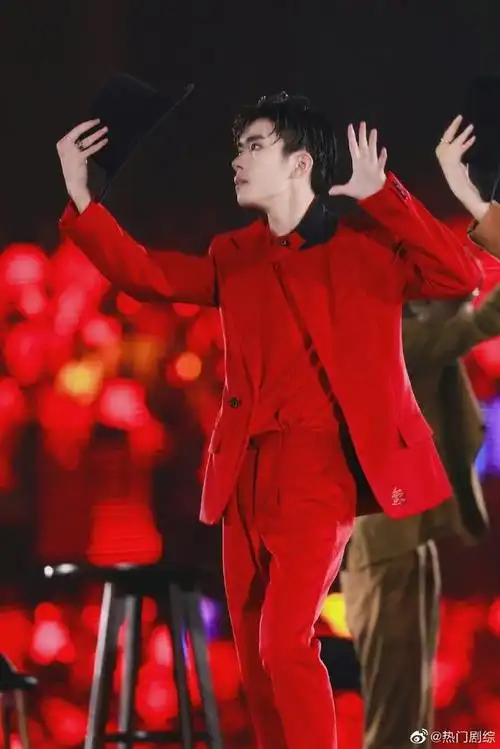 易烊千玺#那些年易烊千玺与红色的适配度~红色西装的千玺真的很a