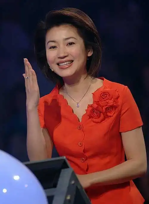 51岁王小丫近照曝光,现身超市主持节目,身材走样脸部僵硬