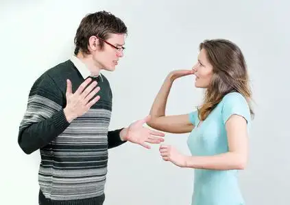 年轻夫妇吵架照片