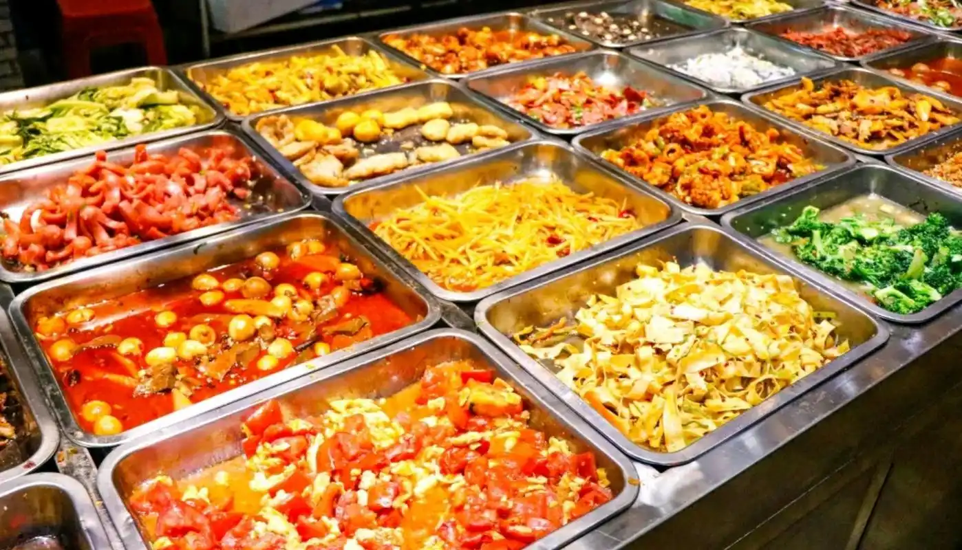 为什么食堂阿姨都会手抖?宁愿饭菜扔掉也不愿给学生?原因很无奈