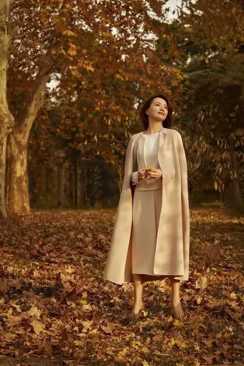 董卿又带火了一种名媛穿法:纯色大衣 高跟鞋,时髦显瘦又高级_pp视频