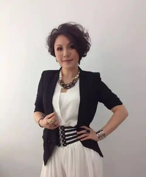 林萍:嫁圈外丈夫,婚后生一子,被姐姐宠成宝