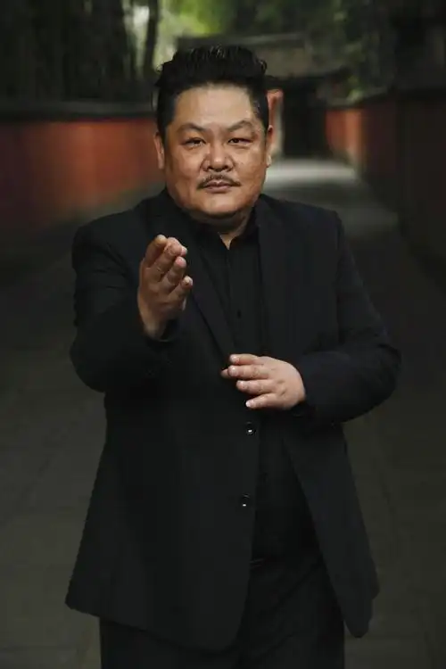 郑则仕是早年香港著名的男演员.他塑造最经典的角色就是"肥猫"了.