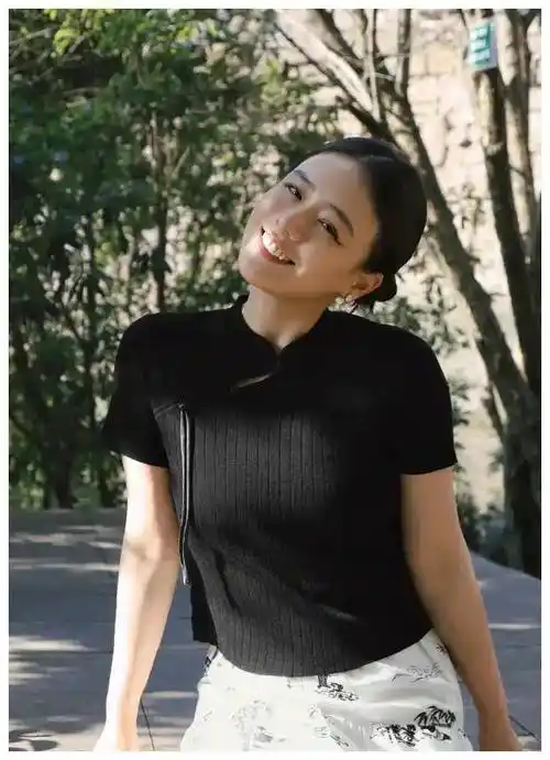 马思纯惊艳亮相水墨裙典雅笑颜散发东方魅力