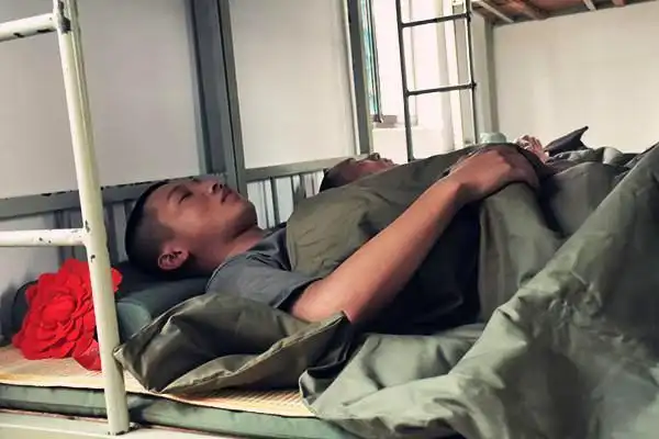 在部队,老兵和新兵,一般都能睡几个小时?