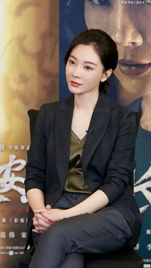 壁纸欣赏—— 陈数第二期 暗纹西装温柔干练写真