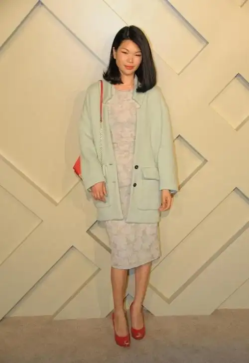 超模吕燕气质开挂!穿玫瑰红西服套装惊艳亮相,意外美出新高度