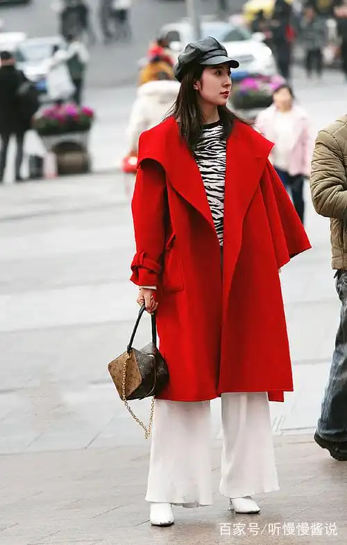 街拍:正红色大衣 白色阔腿裤气场十足,只有仙女才能驾驭这一套