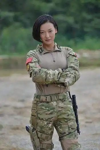 当《火凤凰》中的女兵褪去军装,实在太惊艳了