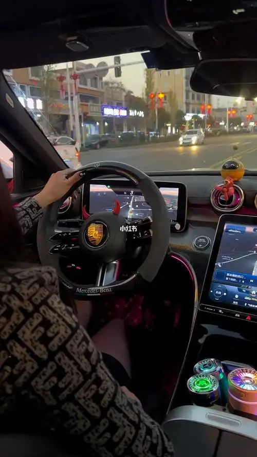 奔驰#女司机#女生的车#单手打方向盘
