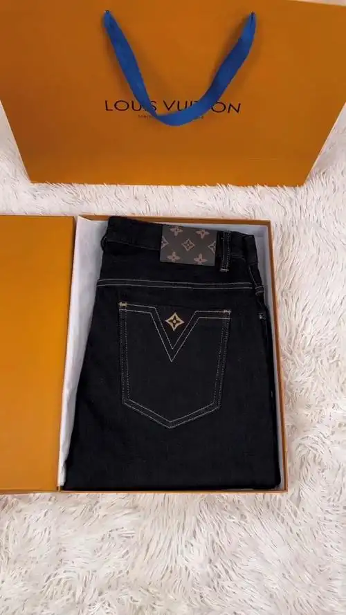 路易威登黑色休闲牛仔裤,干练利落极具帅气十足-度小视