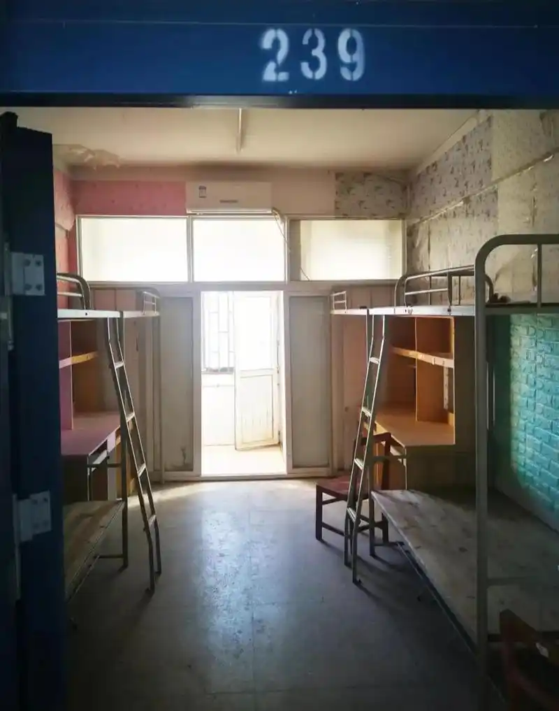 西区女生宿舍是梅苑,男生宿舍是竹苑. 寝室分为四人,五人,六人间.