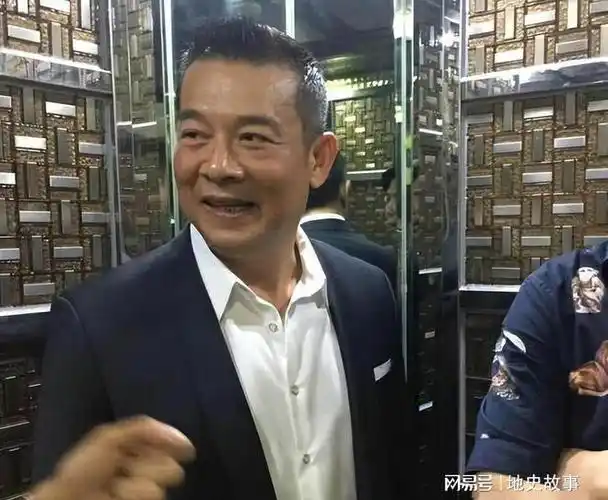 反派巨星吴毅将酒吧唱歌遇冷场骂观众傻如今只能靠商演养家