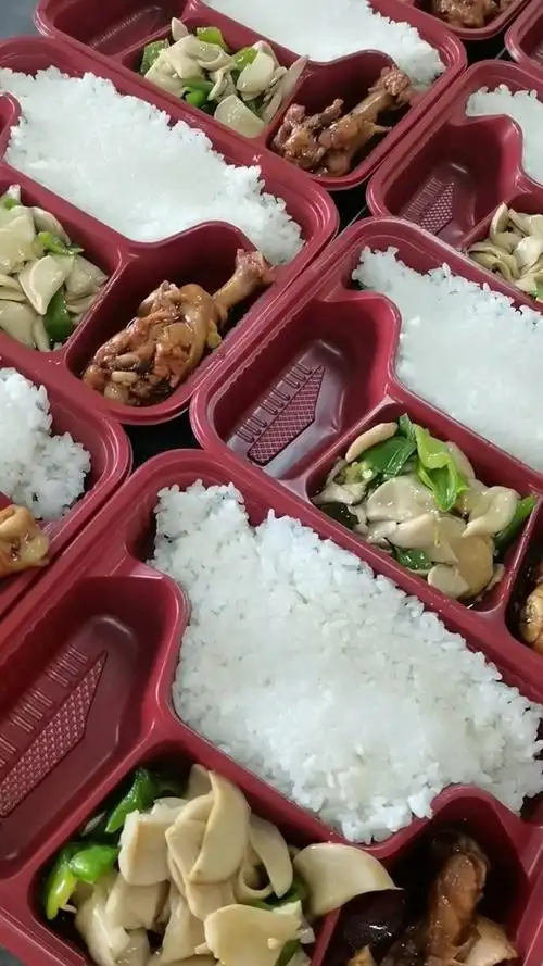 员工盒饭正在打包中
