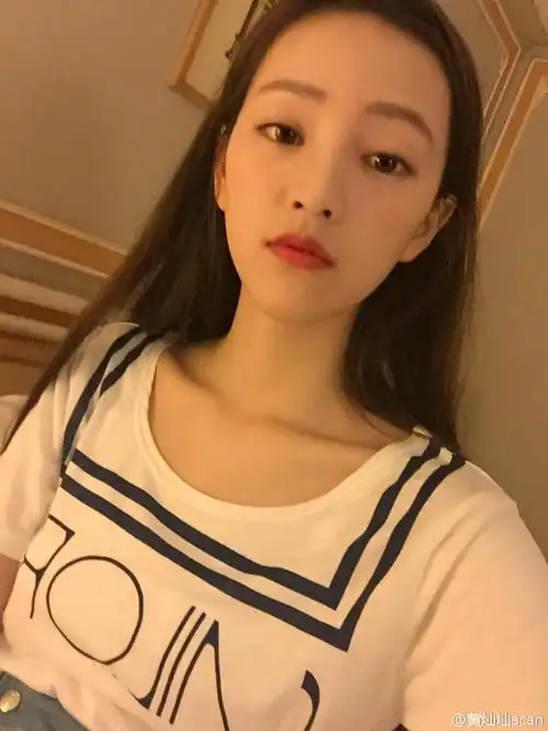 组图:武大校花黄灿灿晒照献吻网友 被赞瘦了