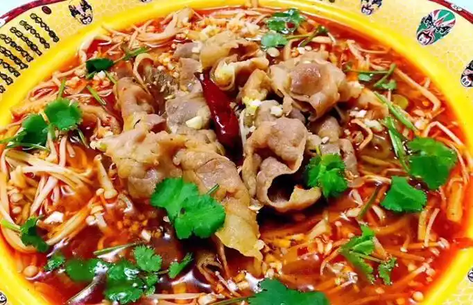 麻辣香浓的水煮肥牛金针菇装入容器中撒上香菜启动开吃模式