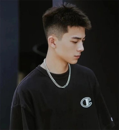 栗子头可以说是寸头的改良版,两侧保留"寸头感"在头顶的头发要多一些