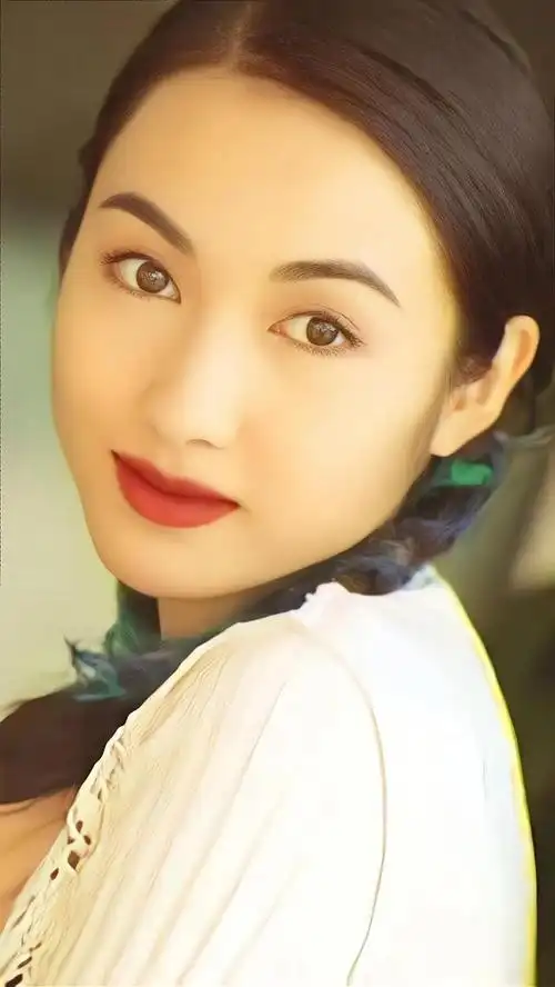 黎姿梨涡浅笑摇曳生姿年轻时的她美貌惊人