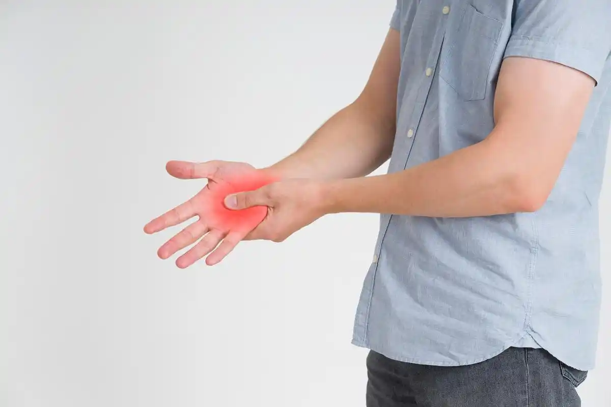 肌肉劳损:手部长时间进行反复的牵拉活动,就容易造成肌肉劳损,使什靠