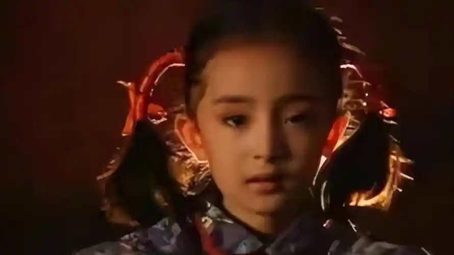 第二年,她又出演了周星驰的《武状元苏乞儿》,扮演苏灿的女儿,成为