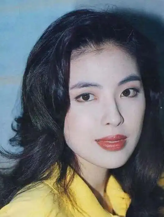 罗美薇年轻时一听见有人提自己老婆,张学友就忍不住的笑,他说:"当时她