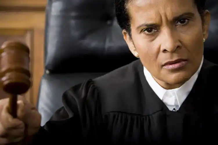 西方人,一个人,法官,坐,横图,室内,白天,正面,西装,椅子,欧洲,欧洲人