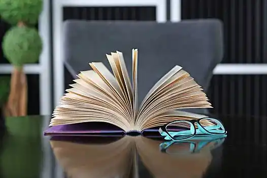 翻书,精装本,书本,玻璃,木桌子,教育,背景