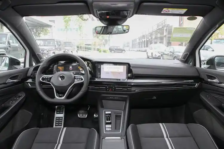 内饰方面,全新gti与新高尔夫gti保持一致,采用了一块尺寸更大的液晶