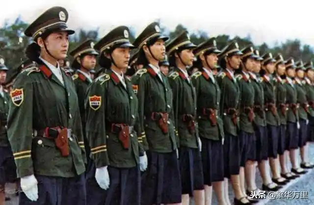 对于80年代出生的朋友们来说,对于老式警服肯定不陌生.