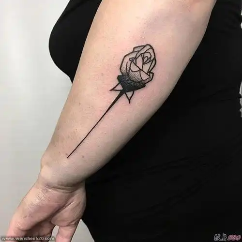 左手臂上混搭的黑色玫瑰花纹身图案