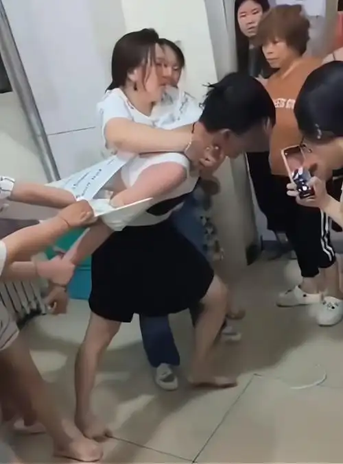 河北一男生穿jk裙进女浴室偷拍,被澡堂阿姨勒脖控制:大喊放过我|疯狂