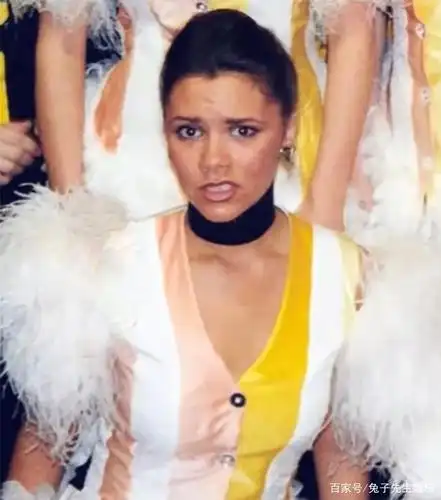 25岁贝嫂与众不同,梳"翘天"短发同框小贝,雀斑女孩逆袭成仙女