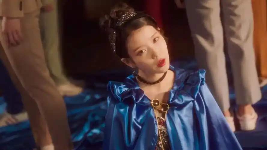 [iu]iu新歌celebrity 造型梦回德鲁纳!张满月