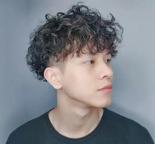 适合烫发的 ,这样对头发可以起到软化的效果 ,也能增加整个发型的时尚