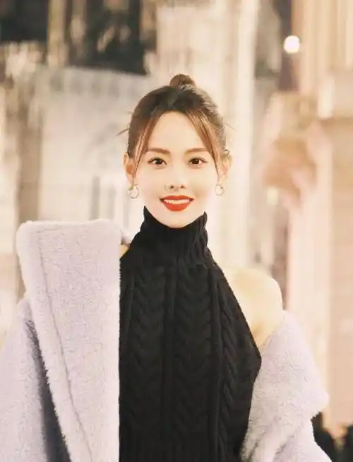 与买超离婚风波后,张嘉倪现身米兰时装周,露背私服好辣呀!