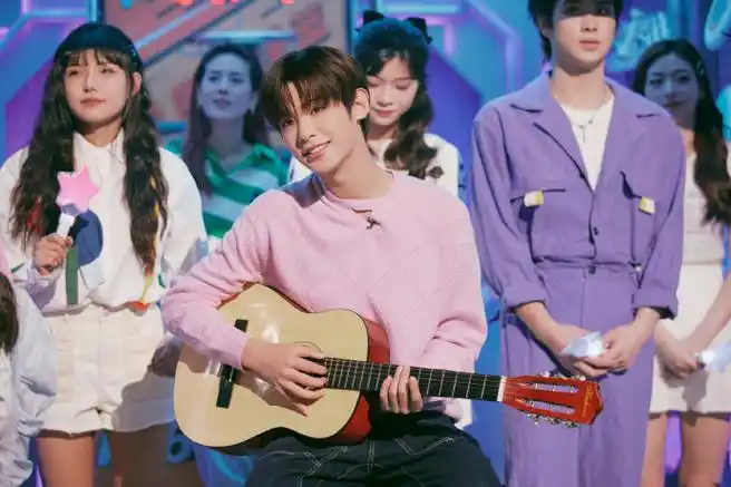 黄明昊你好星期六粉毛衣造型##黄明昊粉丝今天过年了