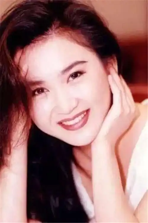 她是最美「妲己」,15岁出道,29岁因拍三级片隐退