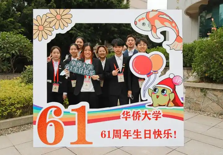 师生与庆祝建校61周年背景墙,祝福语等合影打卡,为学校送上美好祝福