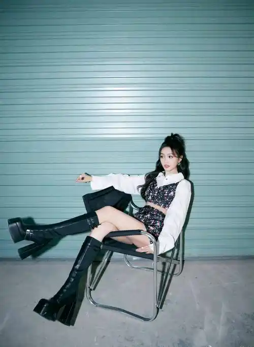 吴宣仪长靴美腿性感写真_评价_网友_吐槽