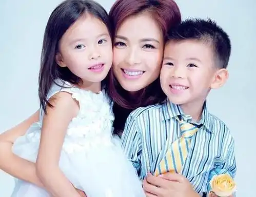 8月13日,刘涛便晒出了全家福,并幽默地说道:孩子的夏天,暑假来了,假期