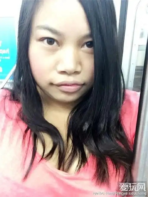 城会玩:凤姐自拍大秀事业线 "凶器"逼人