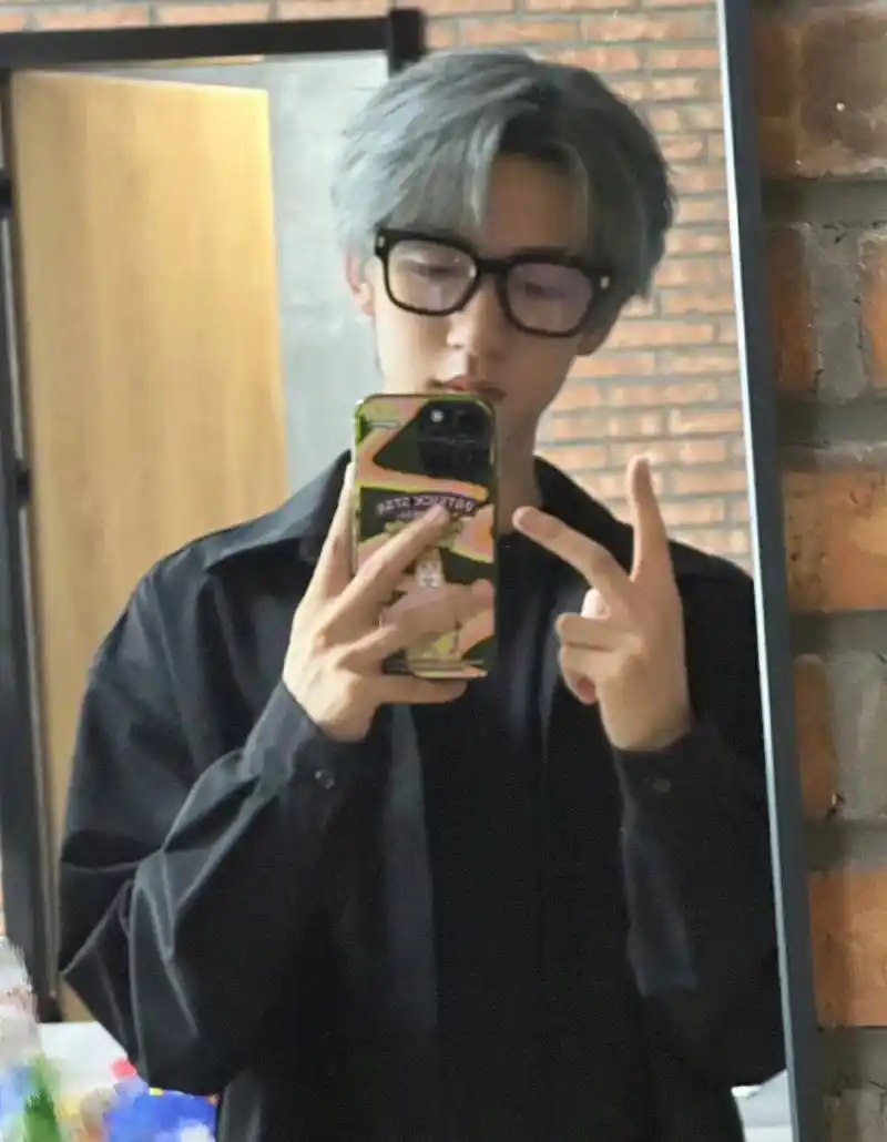 贺峻霖黑色衬衫穿搭,满满的禁欲感,加上独特的发色,颇有几分潇洒少年