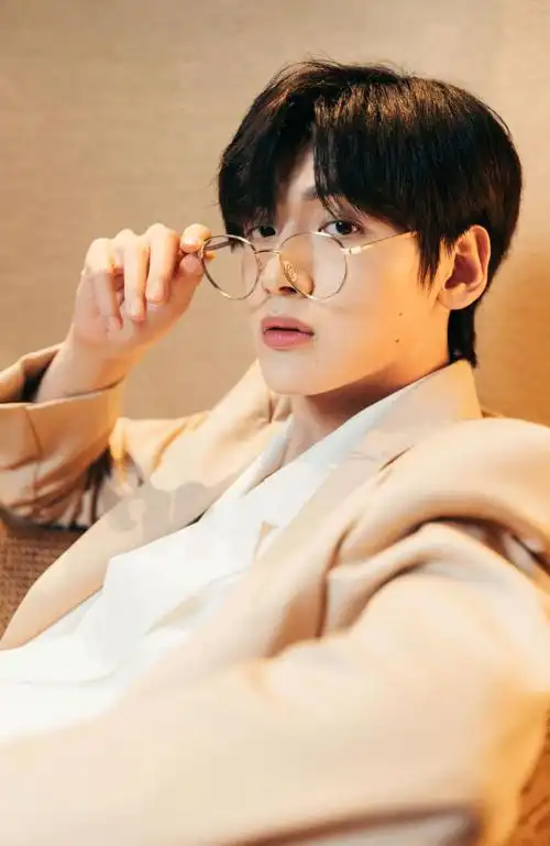 翟潇闻初入职场的我们造型图卡其色西装佩戴金丝眼镜