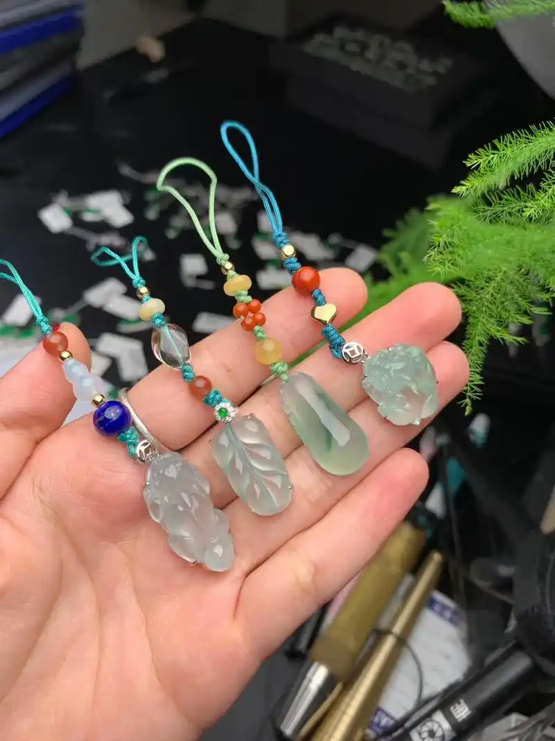 别样的翡翠手机链