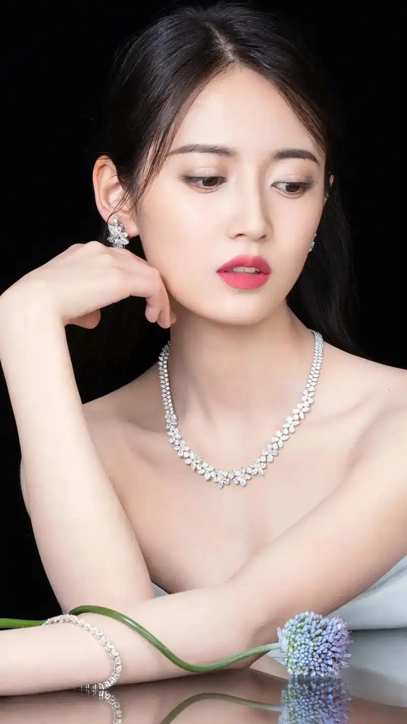 陈钰琪白色抹胸长裙的穿搭显得优雅漂亮好看