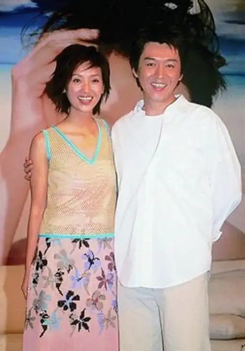 被媒体拍到和老公,还有两个孩子在街边的面馆中吃面,这时的吴倩莲完全