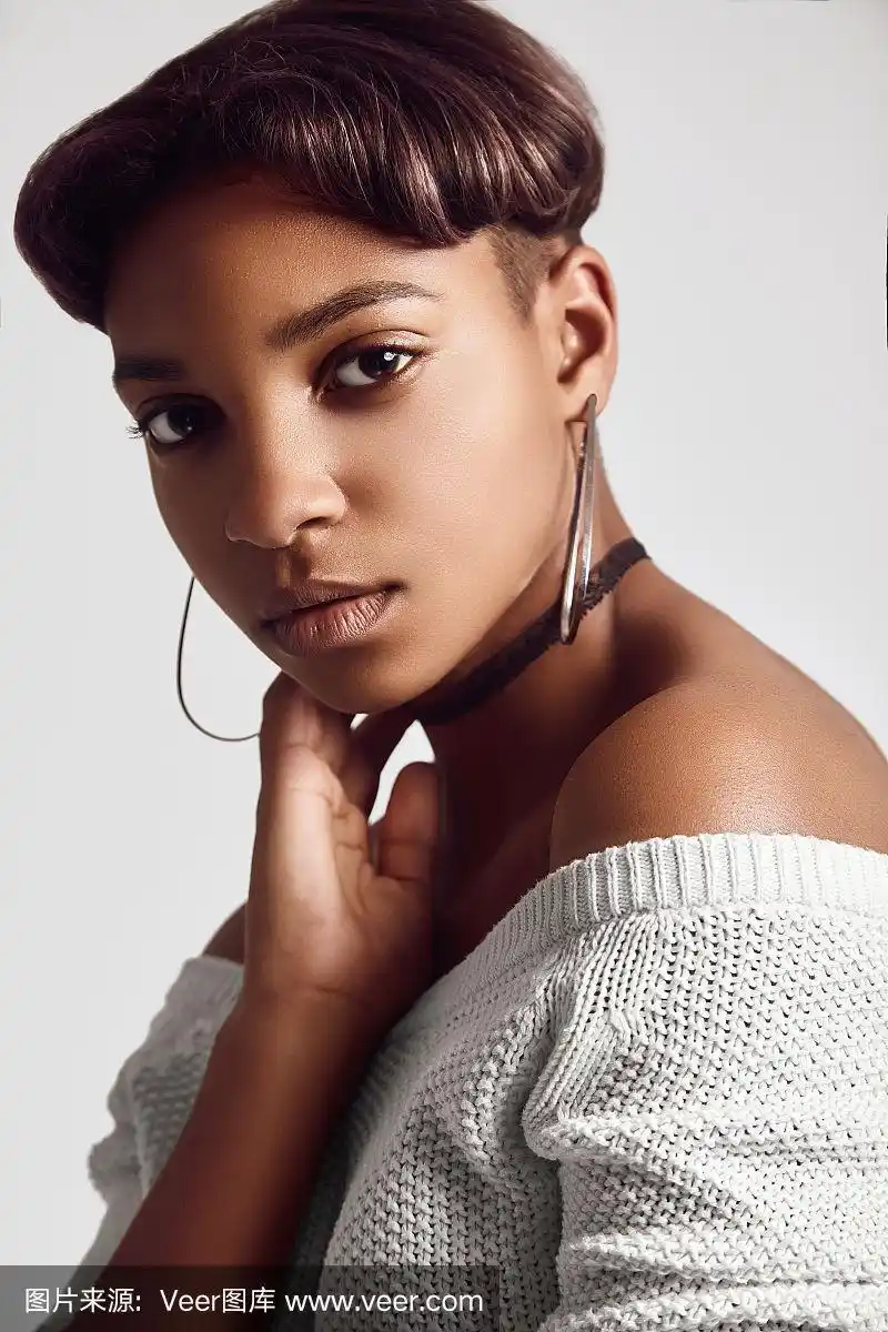 性感的肖像美丽的嬉皮黑人女孩短发