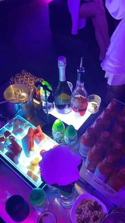 看蹦迪场面,人山人海,似乎是疫情结束后的模样